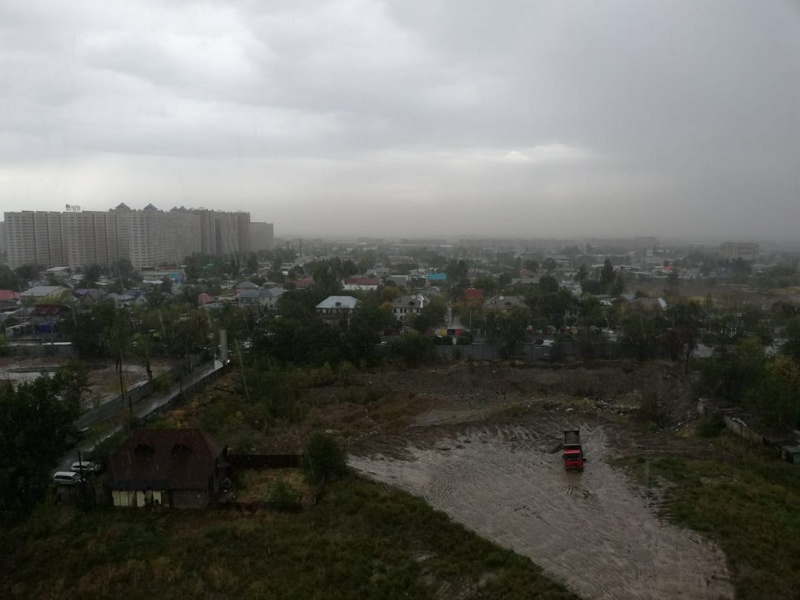 Дождь с градом в Алматы. Фото Tengrinews.kz