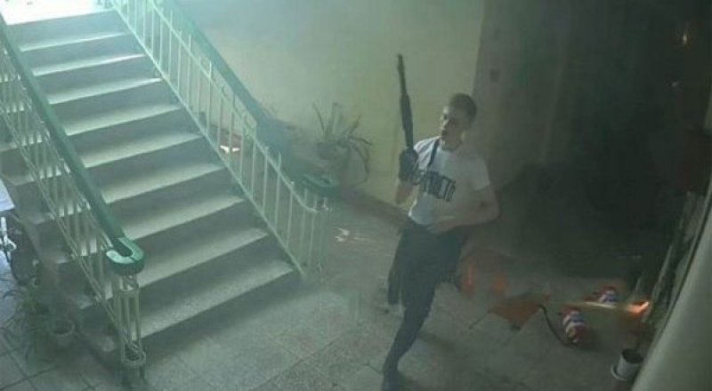 На снимке "керченский стрелок" Владислав Росляков держит в руках турецкий дробовик и перемещается по зданию колледжа
