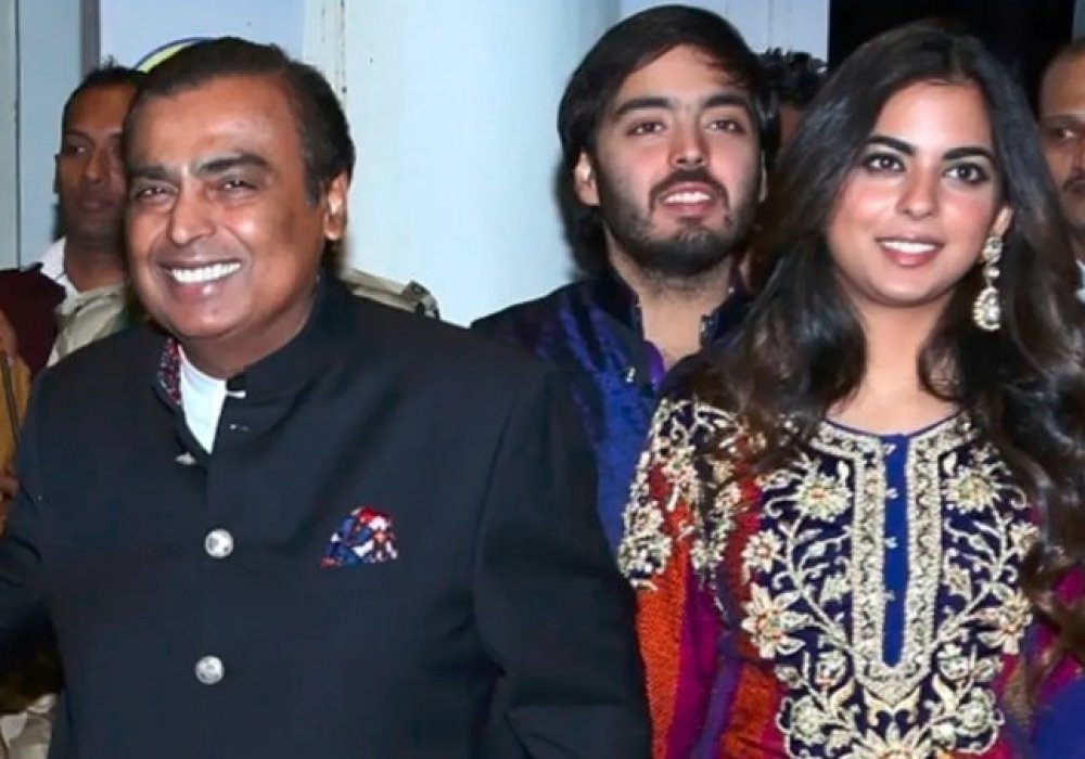 Мукеш Амбани и его дочь Иша. © The Indian Express