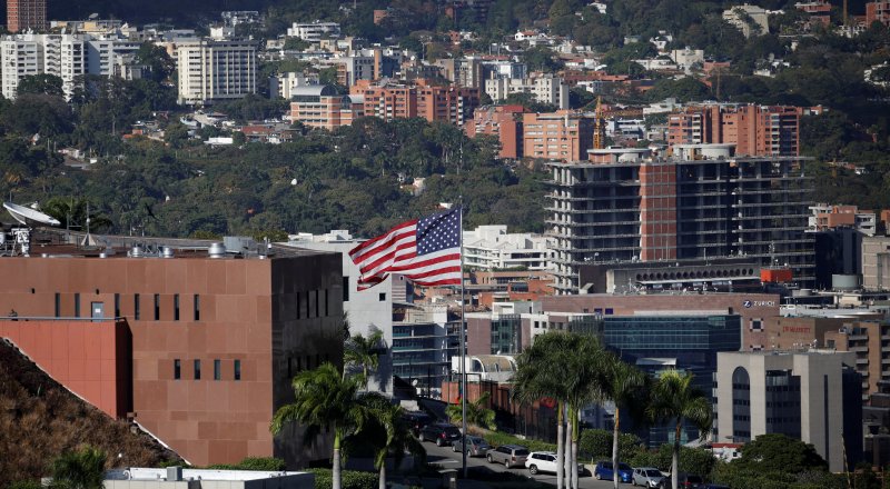 Американский флаг над посольством США в Каракасе. © Reuters