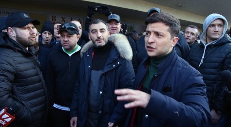 Владимир Зеленский во время общения с участниками митинга своих противников во Львове. © РИА Новости