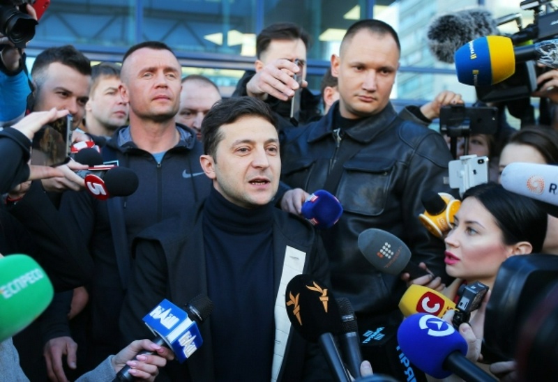 Владимир Зеленский общается с журналистами после сдачи анализа на алкоголь и наркотики. © РИА Новости