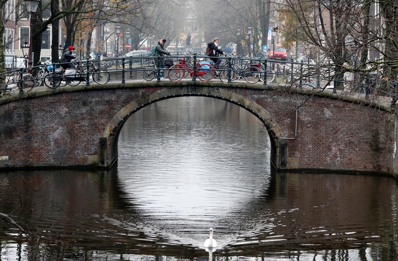 Мост в центре Амстердама. © Reuters
