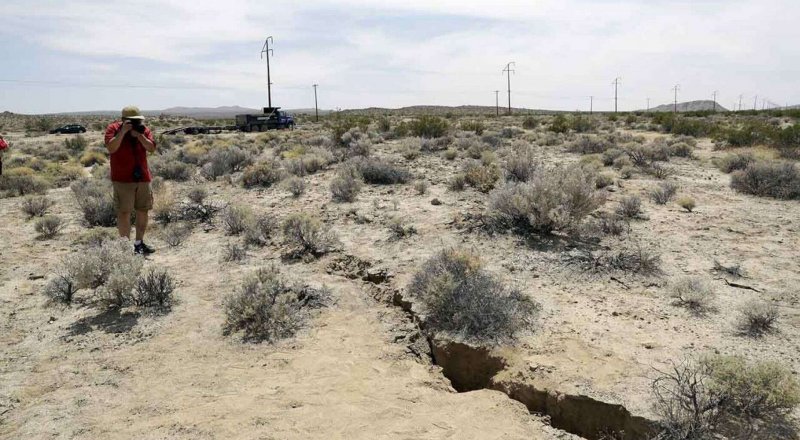 Трещина в земле после землетрясения в штате Калифорния в июле 2019 года. © foxnews.com