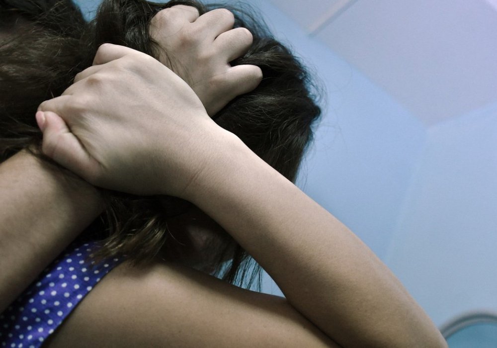 Парни изнасиловали малолетку во все дырки