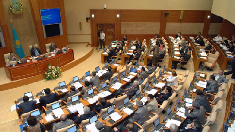 Началось совместное заседание палат парламента РК по референдуму
