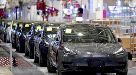 Автомобили Tesla заговорят с пешеходами- REUTERS