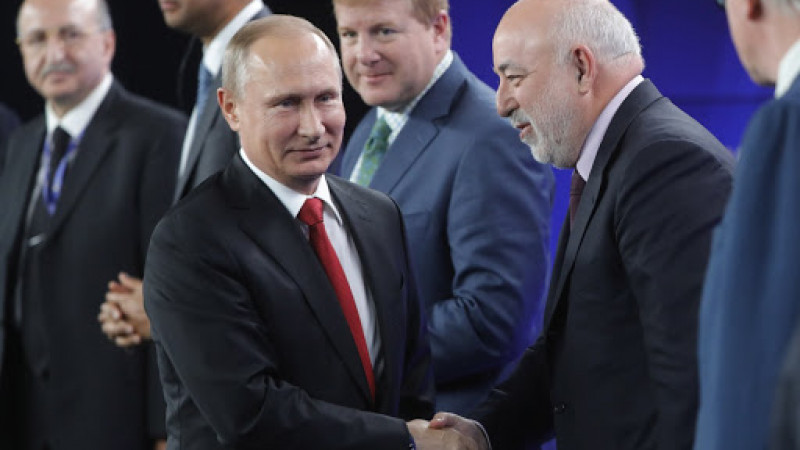 Виктор Вексельберг здоровается с Владимиром Путиным. © РИА Новости