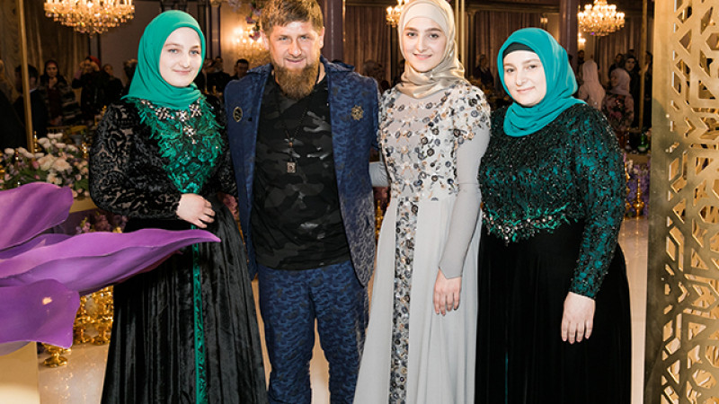 Рамзан Кадыров с женой и дочерьми. © hellomagazine.com