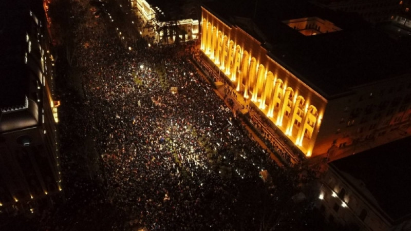 Протестующие перед зданием парламента в Тбилиси. Фото РИА Новости