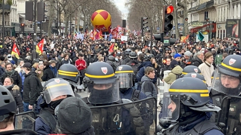 Участники акции протеста против пенсионной реформы на улице в Париже. Фото РИА Новости
