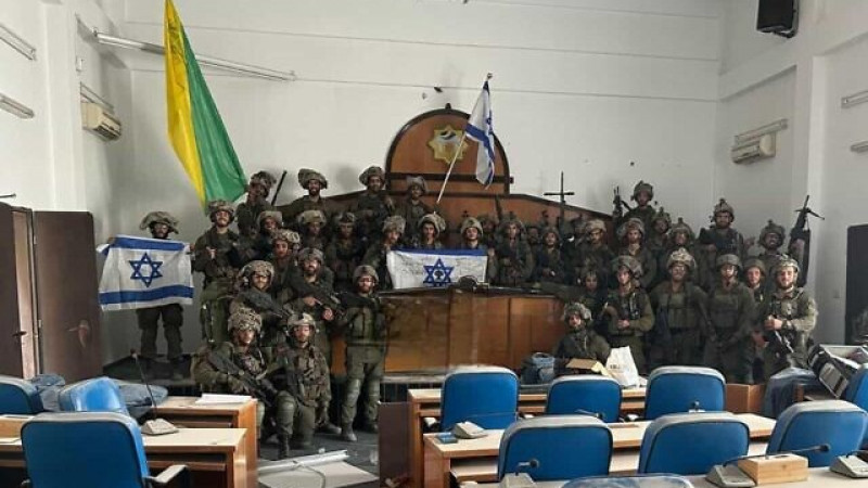 Израильские военные в парламенте Газы. Фото: timesofisrael.com
