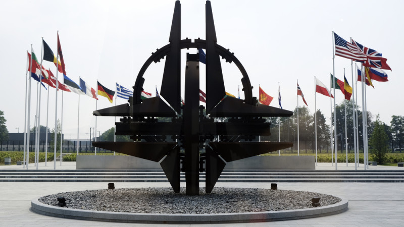 Флаги стран-членов НАТО в штаб-квартире альянса в Брюсселе. ©️ Ale_Mi/depositphotos.com