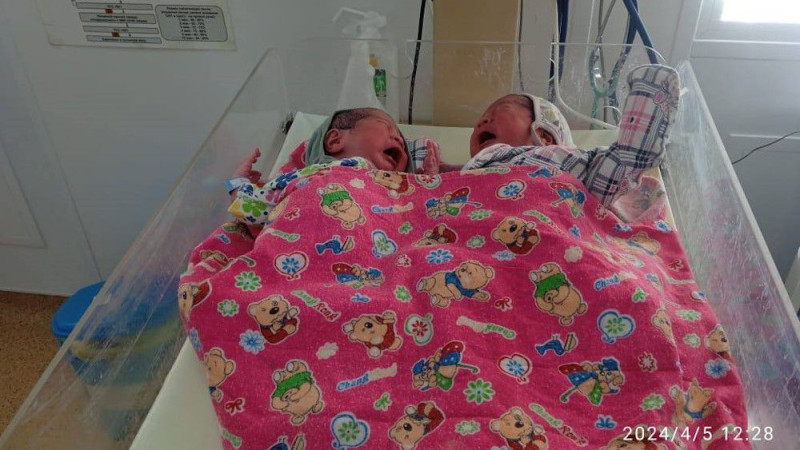 Мальчики-близнецы, родившиеся в Жылыойской районной больнице. ©️ atpress.kz