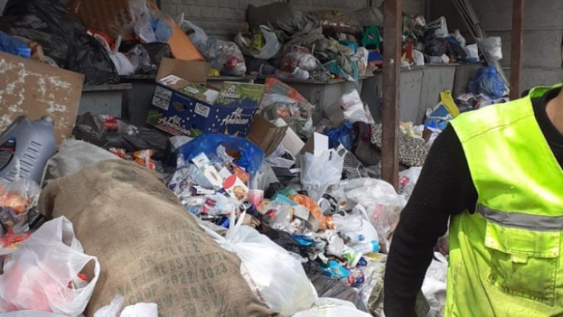 Горы мусора в ЖК "Алма сити". Фото прислали читатели Tengrinews.kz