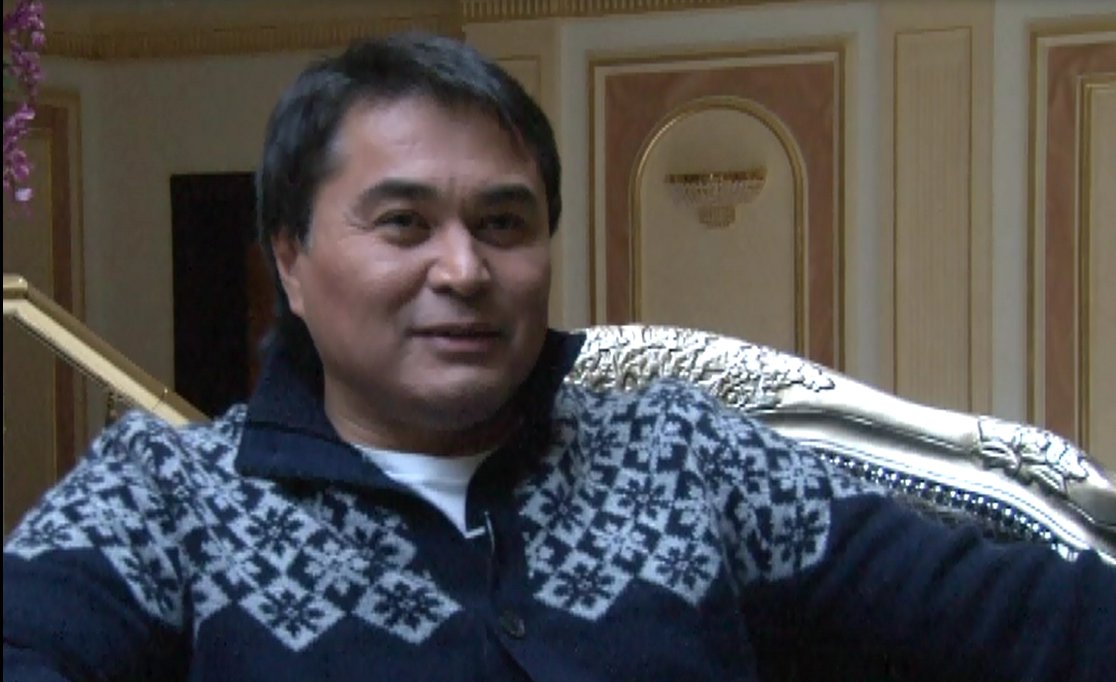 Музыкальный директор телеканала "Муз-ТВ" Арман Давлетяров рассказал о своей книге "История московского Чингисхана". На страницах произведения писатель-дебютант вспоминает о начале своего пути в российском шоу-бизнесе, который он проходил вместе с друзьями Муратом Насыровым и Багланом Садвакасовым из группы "А-студио". Давлетяров также поведал, что гордится казахскими корнями и старается воспитывать детей в восточных традициях. Презентация книги состоится в Алматы 21 ноября 2011 года. 