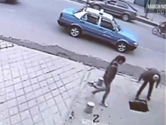 Девочка провалилась под землю в Китае