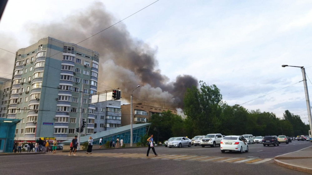 В Алматы огонь перекинулся с гаража на кровлю кафе