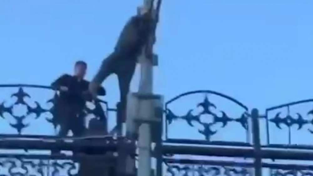 В Караганде мужчины пытался спрыгнуть с моста из-за свадьбы бывшей жены