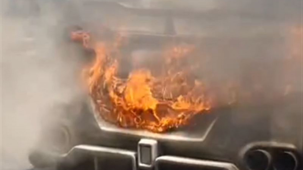 Водовоз потушил горящий спорткар на дороге в Алматы