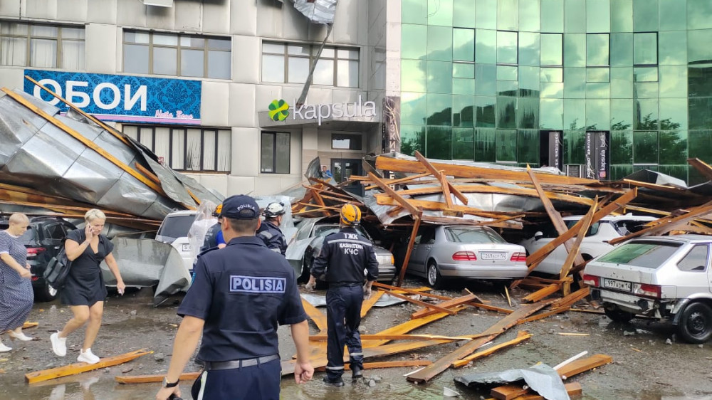 13 авто повреждено после обвала кровли торгового дома в Павлодаре