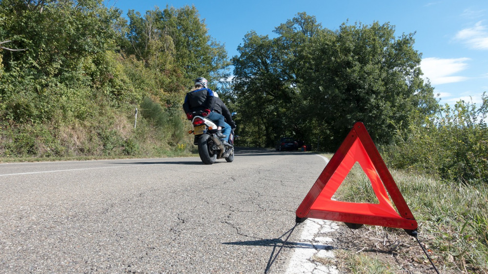 Мотоциклист врезался в опору освещения и разбился насмерть в Костанае
