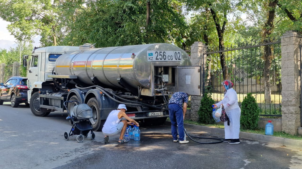 Как подвозят воду и устанавливают туалеты для жителей элитного района Алматы