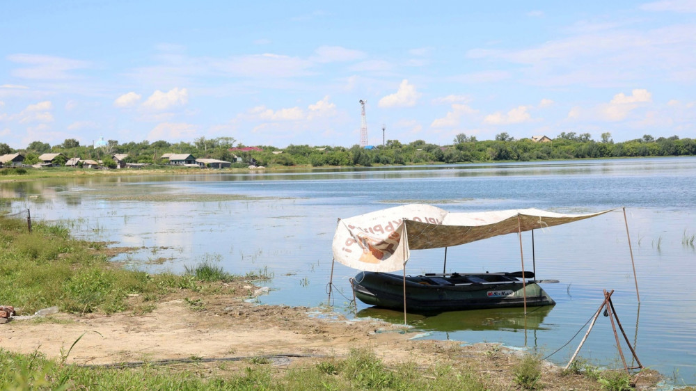 Озеро в Костанайской области окрасилось в неестественно синий цвет