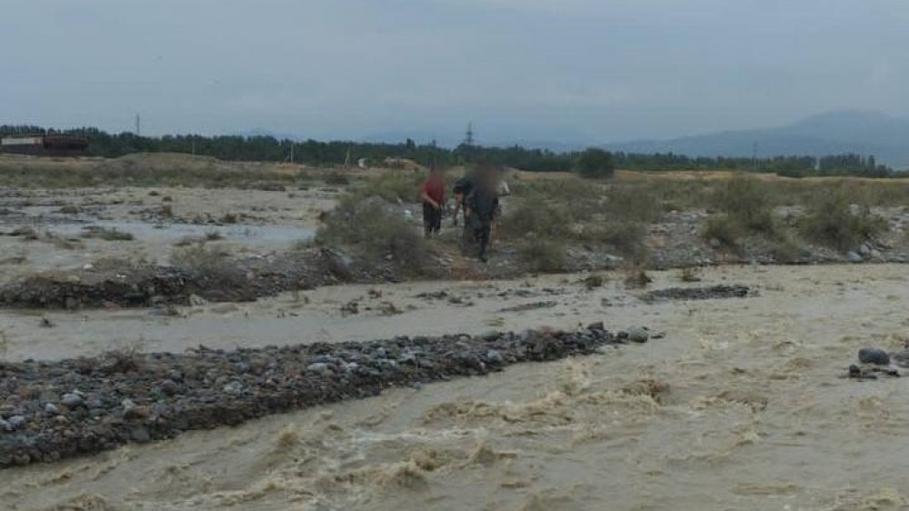 Двое детей застряли на острове из-за подъема воды в Алматинской области