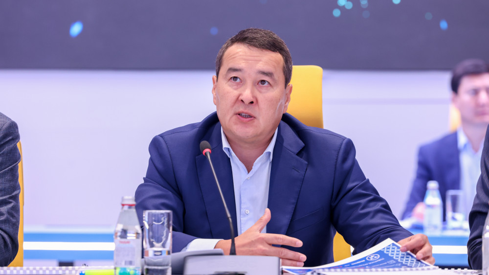 Премьер Смаилов раскритиковал министерства и руководителей вузов