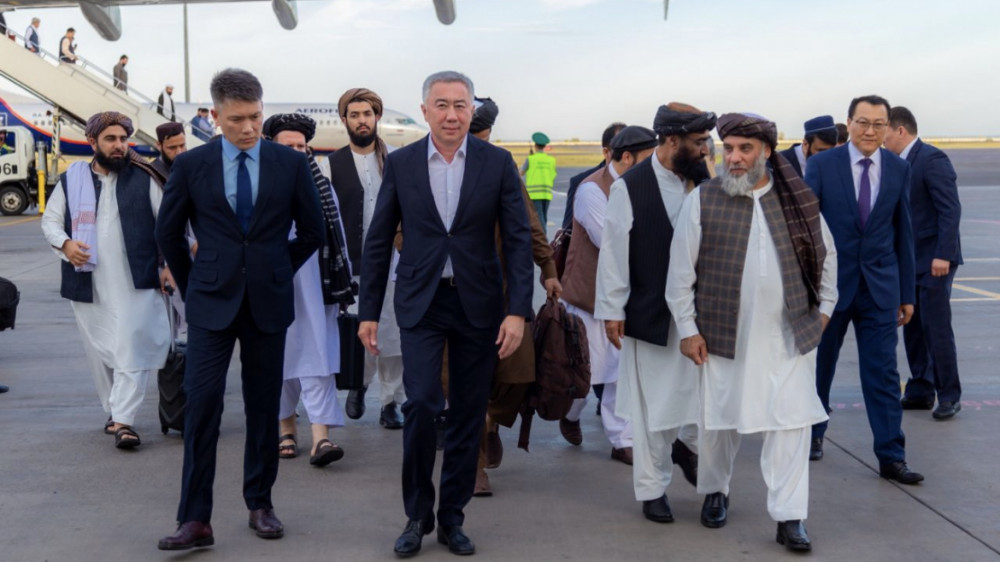 Афганская делегация из 200 человек прилетела в Казахстан