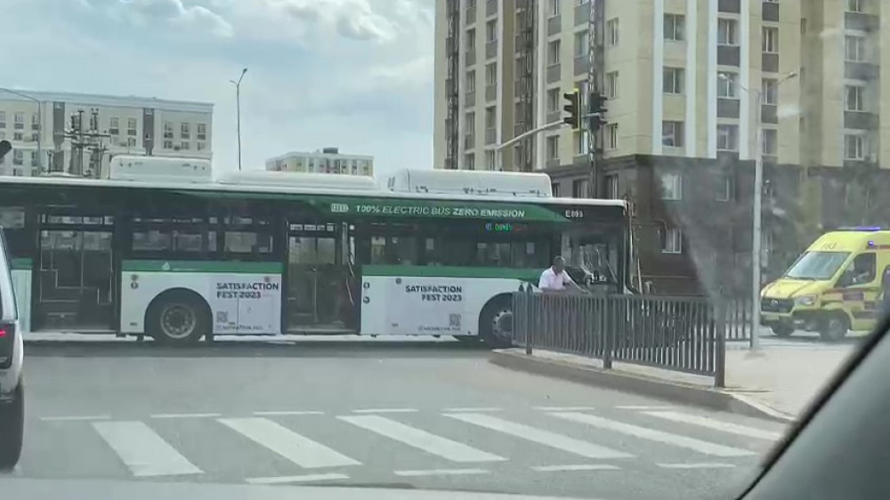Авто врезалось в автобус с пассажирами в Астане. Есть пострадавшие