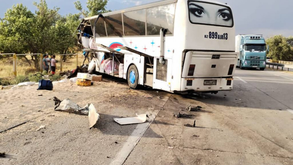 Автобус врезался в грузовик на трассе Алматы-Ташкент: погибли двое