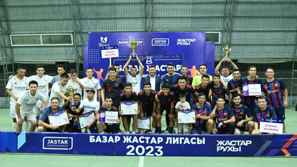 В Шымкенте наградили победителей турнира по мини-футболу среди молодых торговцев рынков