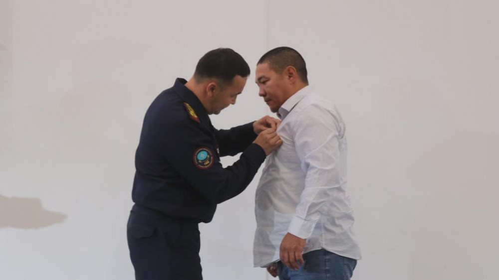 Спасший двух тонувших братьев награжден медалью в Атырауской области