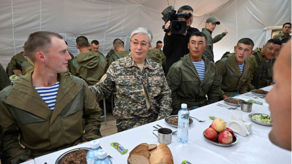 Токаев пообедал вместе с солдатами в полевом лагере