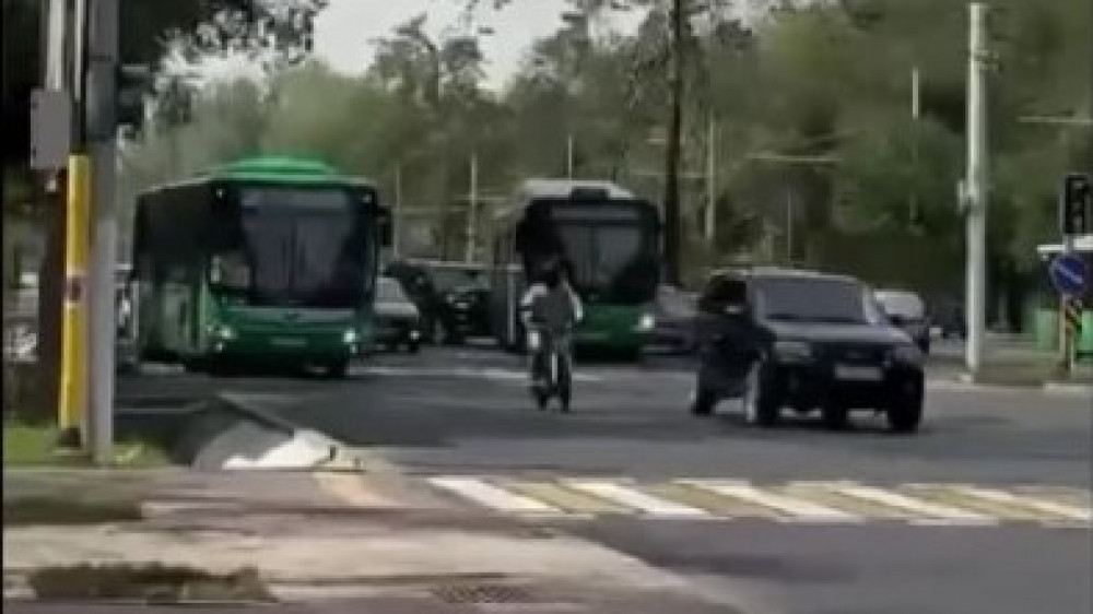 Автобус без водителя протаранил четыре машины в Алматы