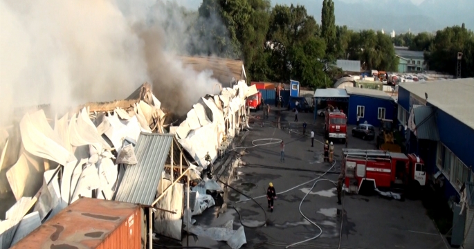Пожар на складе в Алматы мог закончиться взрывом