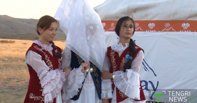 Участникам фестиваля "Хан Қорық" в Улытау показали национальные традиции