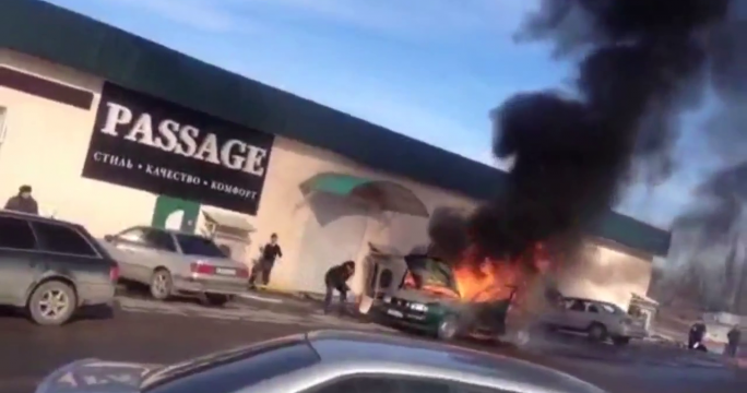 Очевидцы сняли на видео неуправляемое горящее авто в Есике