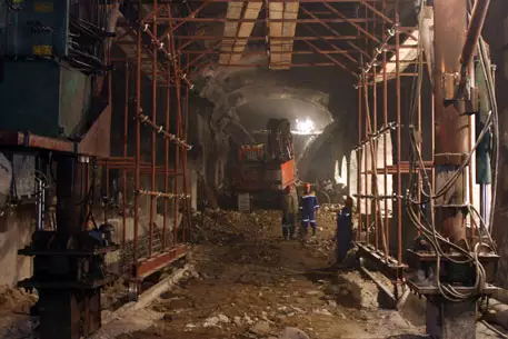 В Алматы еще одна группа строителей метро начала забастовку