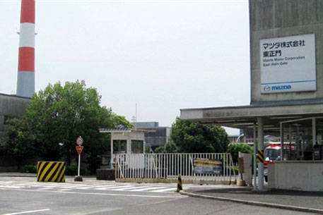 Уволенный японец сбил 11 работников завода Mazda 