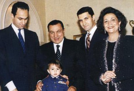 Супруга и старший сын Мубарака вернулись в Каир
