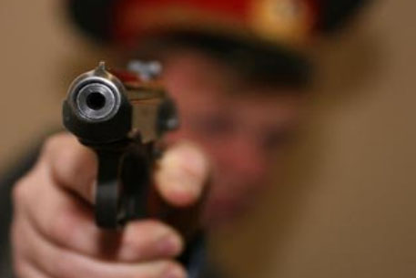 В Южно-Сахалинске милиционер выстрелил в юношу из-за снежка