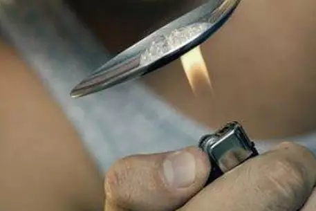 В Шымкенте сотрудника налоговой задержали за наркотики