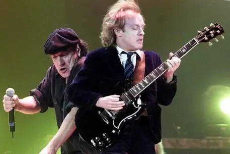 Группа AC/DC возглавила британский хит-парад