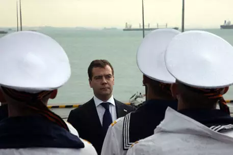 Медведев обеспечит всех офицеров постоянным жильем