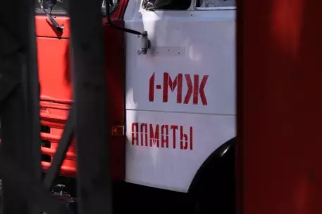 В Алматы загорелись два бензовоза