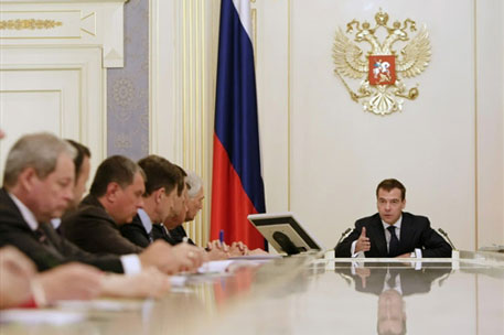 Медведев поручил сократить расходы на госстройки