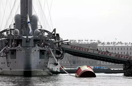 Крейсер "Аврора" останется военным кораблем